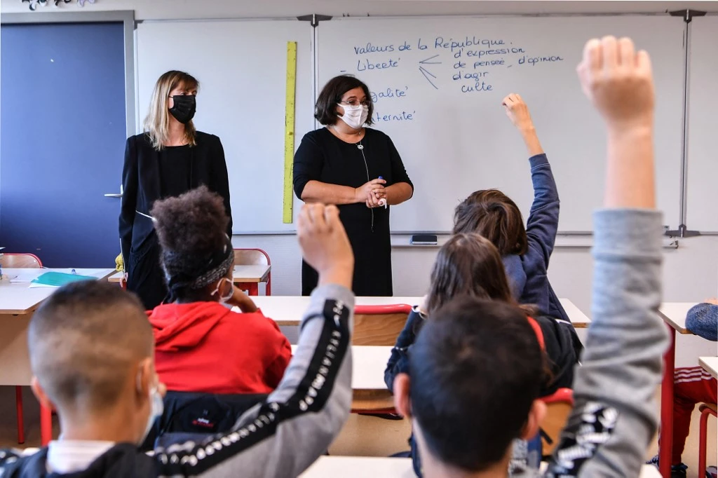 Hommage à Samuel Paty dans sa ville, son collège et à l'Elysée