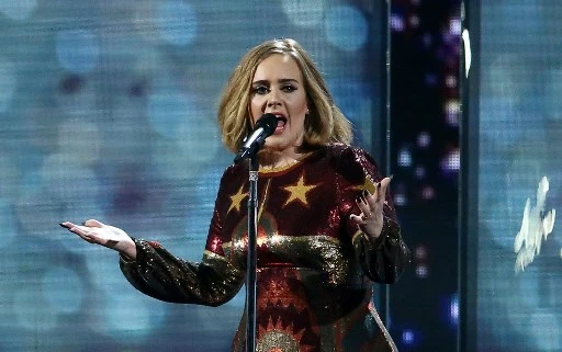 Dans cette photo d'archive prise le 24 février 2016, la chanteuse britannique Adele sur scène lors des BRIT Awards 2016 à Londres le 24 février 2016. Diva britannique de la soul, Adele a sorti le 15 octobre 2021 son single de retour "Easy On Me", dans lequel elle se confie au monde sur les six années traumatisantes qu'elle a endurées depuis son dernier disque. (Justin Tallis / AFP)