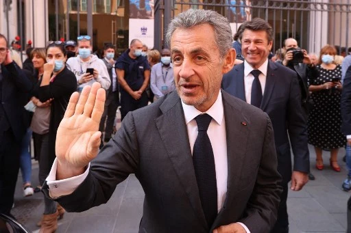 L'ancien président français Nicolas Sarkozy à la sortie d’une cérémonie d'hommage à Samuel Paty dans la ville de Nice, sur la Côte d'Azur, à la veille du premier anniversaire de sa décapitation, le 15 octobre 2021. (Valéry Hache/AFP)