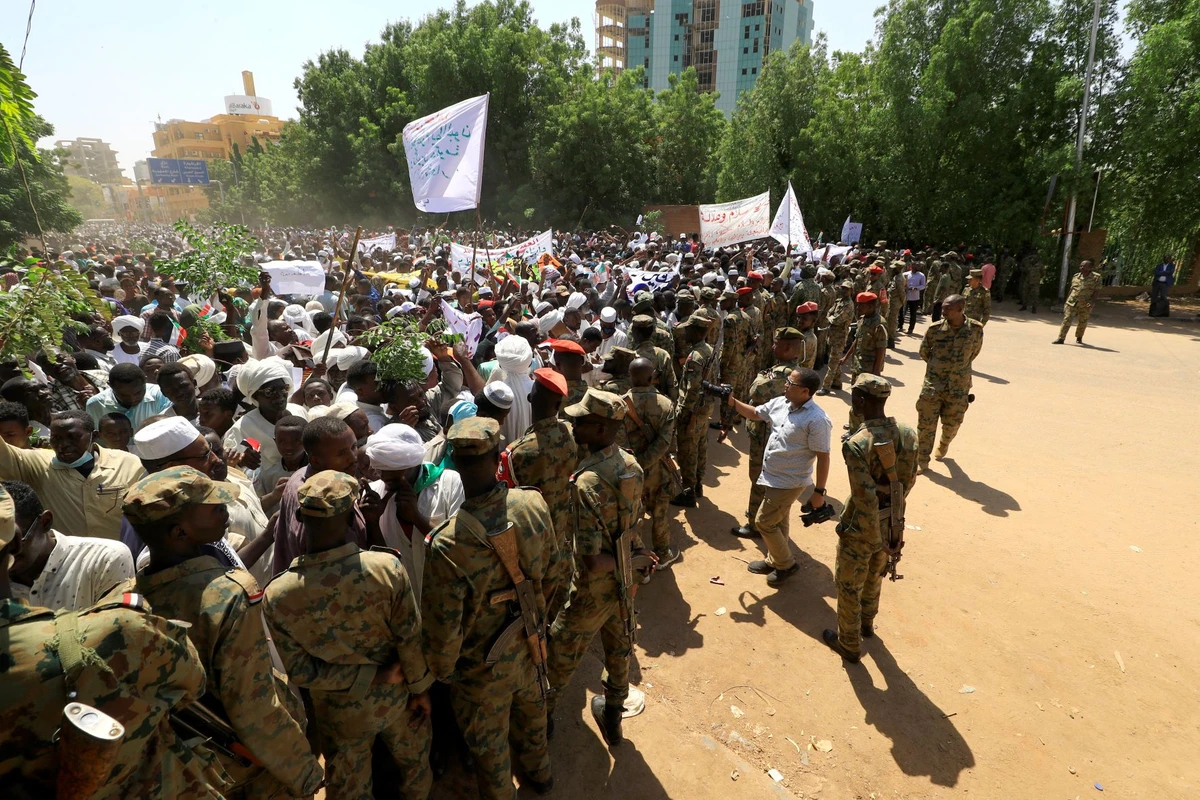 Soudan: des milliers de pro-armée campent jusqu'à la «chute du gouvernement»