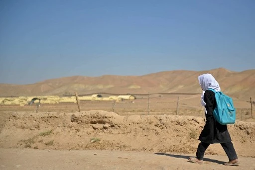 Une fillette afghane rentre chez elle après l'école, dans la région de Chashma Dozak, dans la province de Badghis, le 16 octobre 2021. (Hoshang Hashimi / AFP)