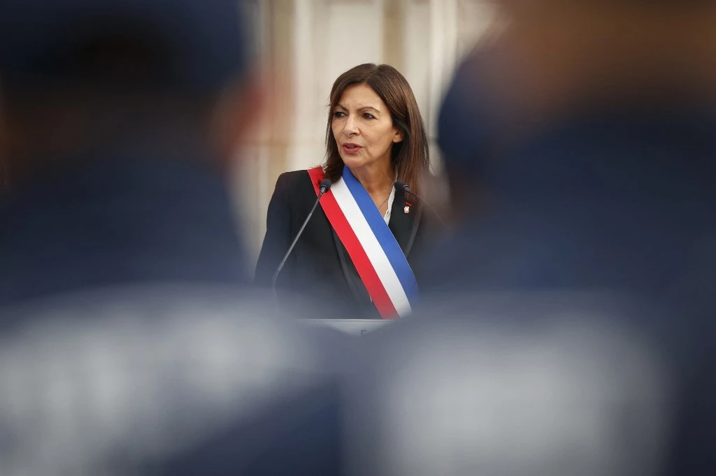 Anne Hidalgo, maire de Paris et candidate du Parti socialiste (PS) à l'élection présidentielle française de 2022, prononce un discours lors de la cérémonie de remise officielle de la première promotion de la police municipale de Paris devant l'Hôtel de Ville de Paris le 18 octobre 2021. Thomas SAMSON / AFP