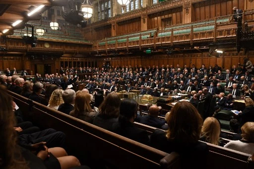 Une photographie publiée par le Parlement britannique montre une Chambre des communes lors d’un hommage à David Amess, à Londres le 18 octobre 2021. Le député conservateur vétéran Amess, qui avait 69 ans, a été poignardé à mort dans une salle paroissiale le 15 octobre alors qu'il rencontrait des électeurs. (Jessica Taylor /AFP/ Parlement Royaume-Uni)