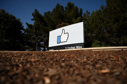 Sur cette photo d'archives prise le 23 octobre 2019, le panneau «J'aime» de Facebook sur le campus du siège social de Facebook à Menlo Park, en Californie. (Josh Edelson / AFP)