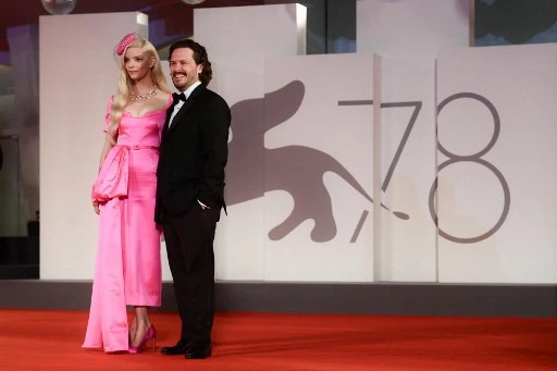 Dans cette photographie d'archives prise le 4 septembre 2021, l'actrice argentino-britannique née aux États-Unis Anya Taylor-Joy (à gauche) et le réalisateur britannique Edgar Wright posent à leur arrivée pour la projection du film «Last Night in Soho» présenté de compétition lors de la 78e Mostra de Venise au Lido de Venise. (Filippo Monteforte/AFP)