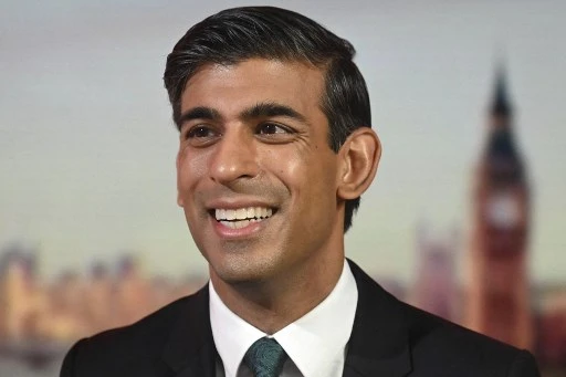 Dans une photo publiée par la BBC, le chancelier de l'Échiquier britannique Rishi Sunak s'entretient avec le journaliste britannique Andrew Marr dans le cadre de l’émission politique de la BBC The Andrew Marr Show à Londres le 24 octobre 2021. (Jeff Overs / BBC / AFP)