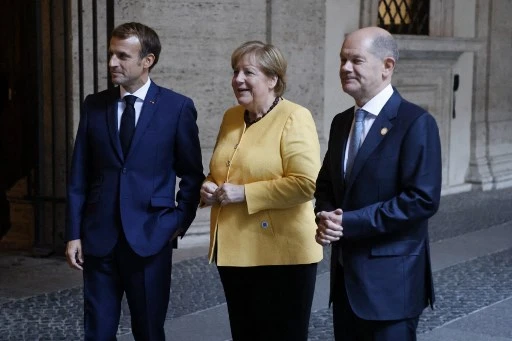 Le président français Emmanuel Macron (à gauche), la chancelière allemande Angela Merkel (au centre) et le ministre allemand des Finances et vice-chancelier Olaf Scholz posent avant une réunion avec les dirigeants de l'Union africaine et de l'Union européenne au Palais Farnese, à Rome, en marge du sommet des dirigeants du G20, le 30 octobre 2021. (Ludovic Marin /AFP)