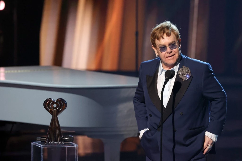 Elton John, toujours à l'écoute