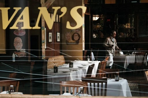 Un serveur dans un restaurant presque vide du centre-ville, le 30 août 2021 à New York. Des milliers d'entreprises ont fermé ou continuent de lutter en attendant le retour des foules. (Spencer Platt/Getty Images/AFP)