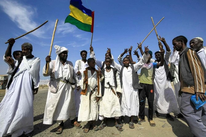 Des Beja manifestent à Suakin (Sawakin), ville située sur la côte nord-est de la mer Rouge, au Soudan, le 9 octobre 2021, pour dénoncer l'accord de paix de Juba, signé en octobre 2020 entre le gouvernement et les groupes rebelles. (Ashraf Shazly / AFP) 2 fois