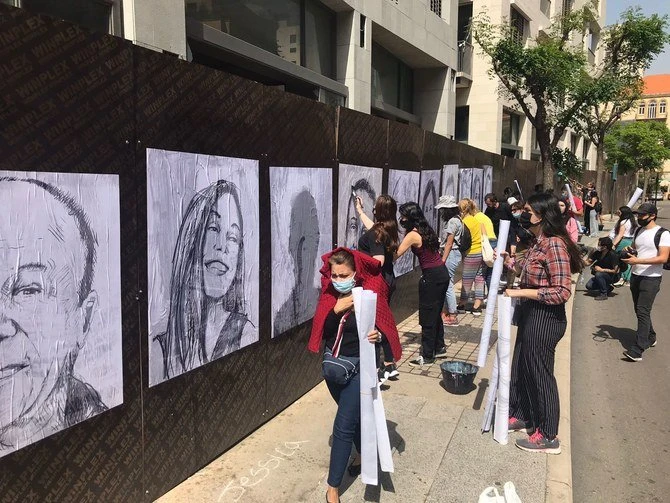 Des bénévoles apportant les touches finales au mur commémoratif représentant plus de 200 victimes de l’explosion du port de Beyrouth. (Photo fournie)