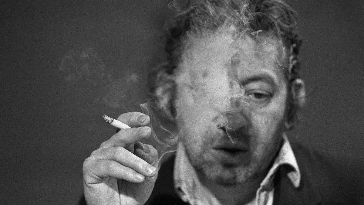 La photo de Gainsbourg allumant un «Pascal» (500 francs français) lors de l'émission «7 sur 7», en 1984, a été adjugée pour 15 600 euros frais compris (Photo, AFP)