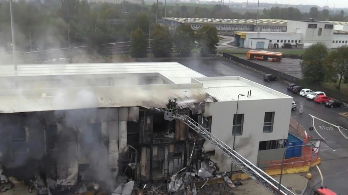 Un petit avion s'écrase sur un bâtiment vide près de Milan, tuant 8 personnes à bord (Photo, AFP)