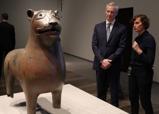Le ministre français de l'Économie et des Finances Bruno Le Maire (2e à droite) visite le Louvre Abu Dhabi, le 9 février 2019, dans la capitale émirienne. KARIM SAHIB / AFP