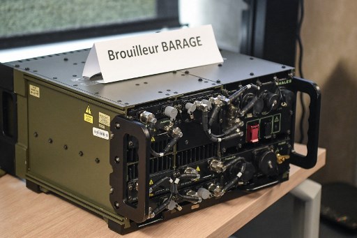 Un "Brouilleur Barage", un brouilleur de fréquence qui permet de bloquer les signaux utilisés pour faire exploser des engins explosifs improvisés (IED) tout en permettant aux utilisateurs de communiquer entre eux, est exposé sur le site de la Direction générale de l'armement (DGA) de Bruz , Bretagne, le 3 avril 2019. (Damien Meyer / Pool / AFP)