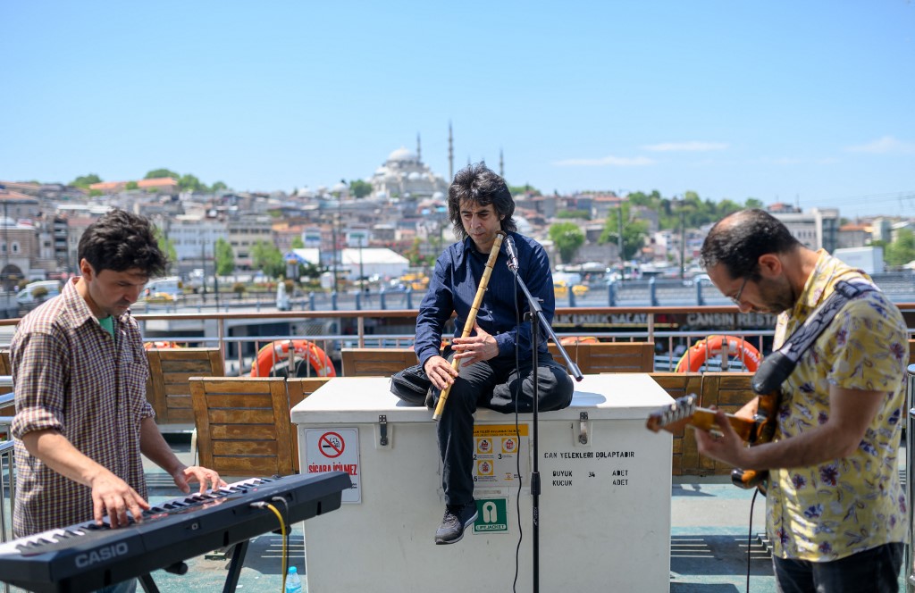 A Istanbul, un trio fait chanter des objets sauvés des décharges pour alerter sur la crise environnementale, dans un pays frappé en 2021 par plusieurs catastrophes naturelles. (Photo/AFP)