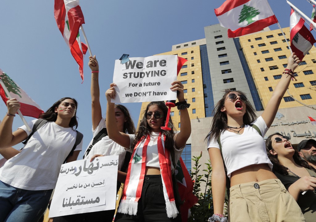 La coupure de l’électricité menace chaque jour davantage l’avenir des étudiants au Liban qui poursuivent leurs cours en ligne. Les établissements scolaires et les universités ont en effet opté en 2019 pour l’éducation à distance suite à la propagation de la COVID-19. (Photo/AFP)