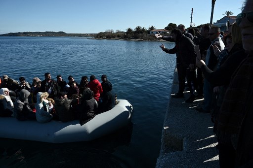 Une famille syrienne débarquée sur une plage corse libérée par un juge