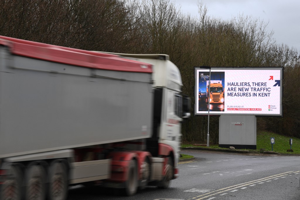 Licences post-Brexit: après les ports, les pêcheurs français bloquent Eurotunnel