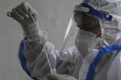 Omicron: les tests PCR toujours valables, interrogations sur les autres
