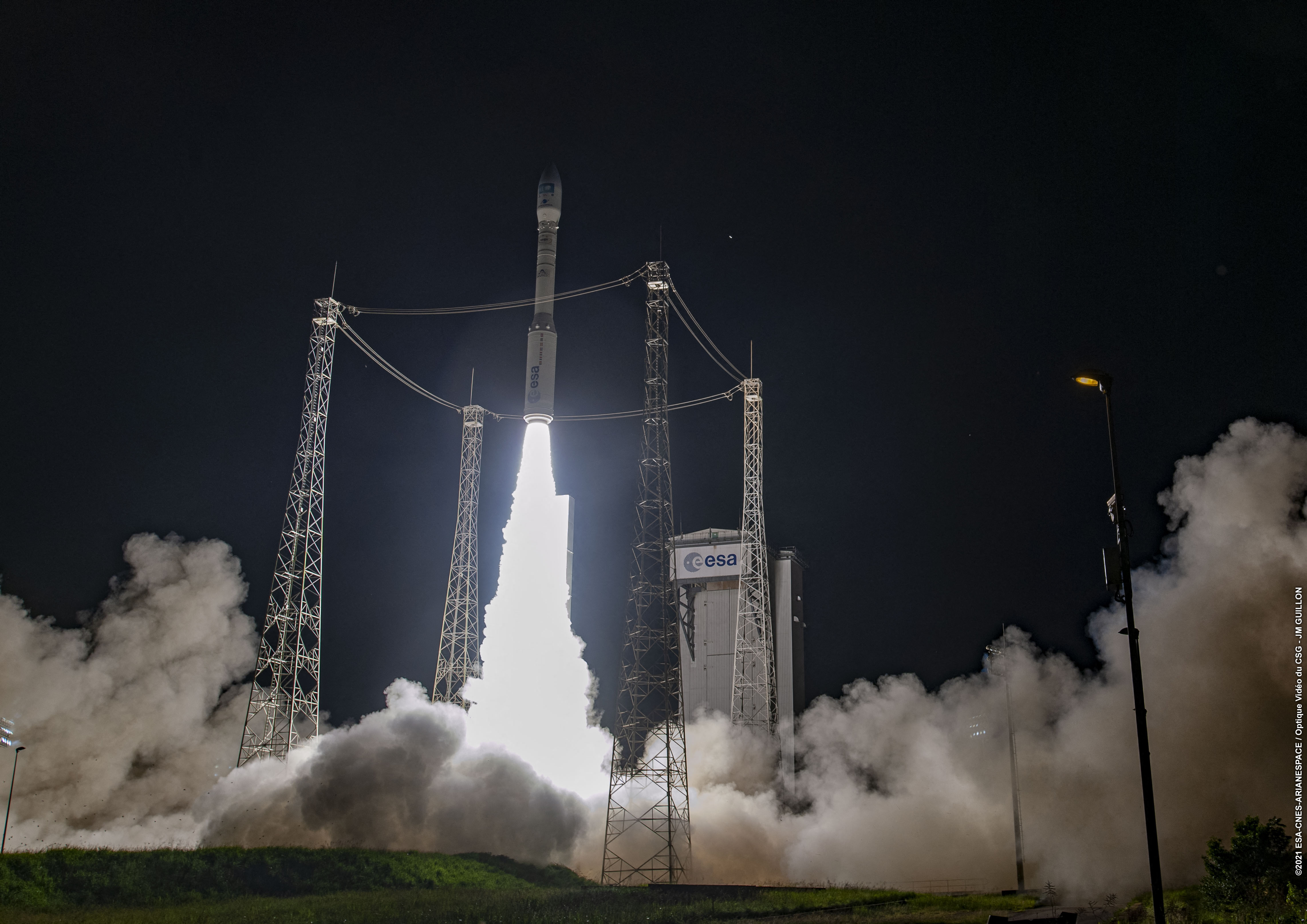 Une fusée Vega lance trois satellites militaires français