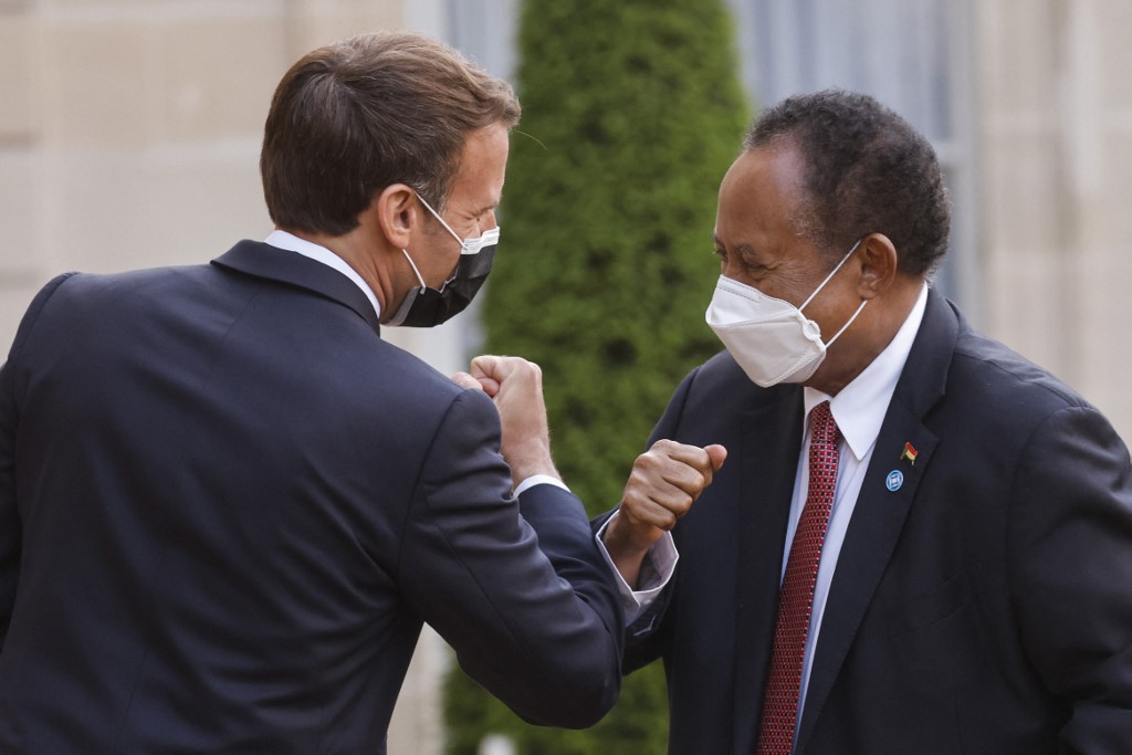 Photo d'archives. Le président français Emmanuel Macron (à gauche) accueille le Premier ministre soudanais Abdalla Hamdok à son arrivée pour un dîner au palais présidentiel de l'Élysée à Paris, le 17 mai 2021, à l'issue d'une conférence internationale sur le Soudan (AFP)