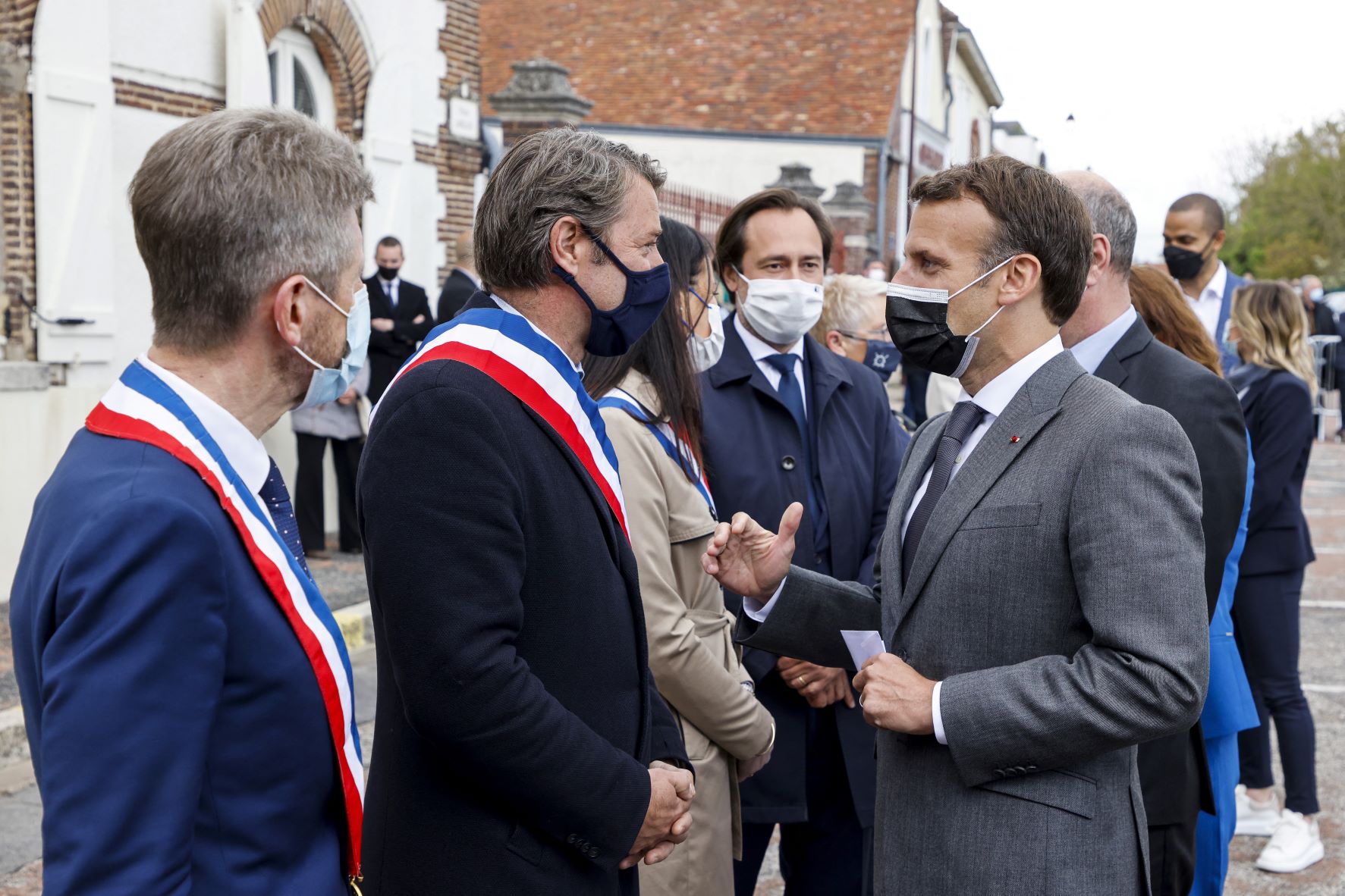 Les maires choisissent leur président et leur ligne face à Macron