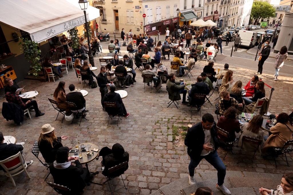 Cafés-restaurants: le Sénat élargit la défiscalisation des pourboires