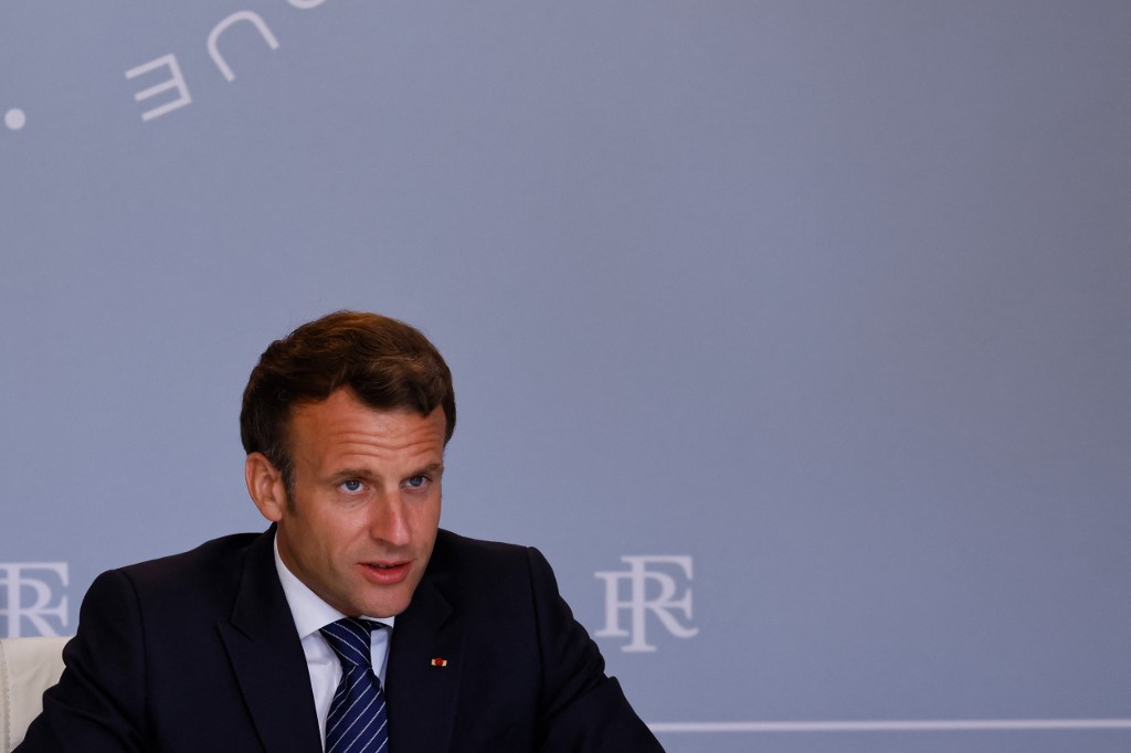 Macron met la pression pour le rappel vaccinal et exclut une réforme des retraites avant 2022