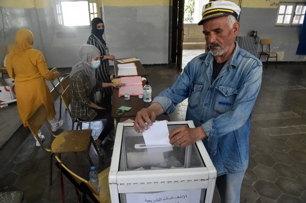 Plus de 23 millions d'Algériens sont appelés à choisir samedi leurs élus communaux et départementaux en Algérie, un scrutin crucial aux yeux du pouvoir pour tourner la page de la fin de règne mouvementée du défunt ex-président Abdelaziz Bouteflika. (Photo/AFP)