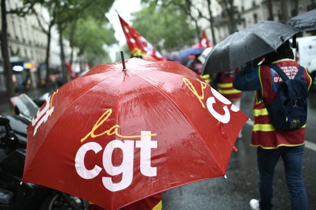 Des salariés de diverses entreprises manifestent à Paris contre les licenciements