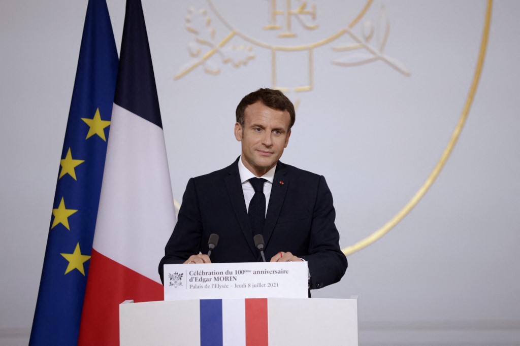 France: l'Elysée est revenu au bleu marine du drapeau tricolore