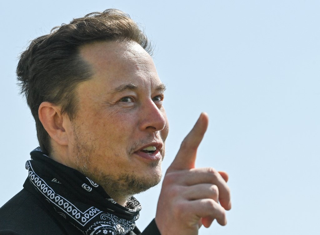 Elon Musk sommé par Twitter de vendre 10% de ses actions Tesla, qui chute en Bourse