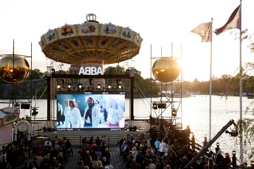 ABBA suspend sa promotion pendant 24 heures après deux morts lors d'un concert d'hommage
