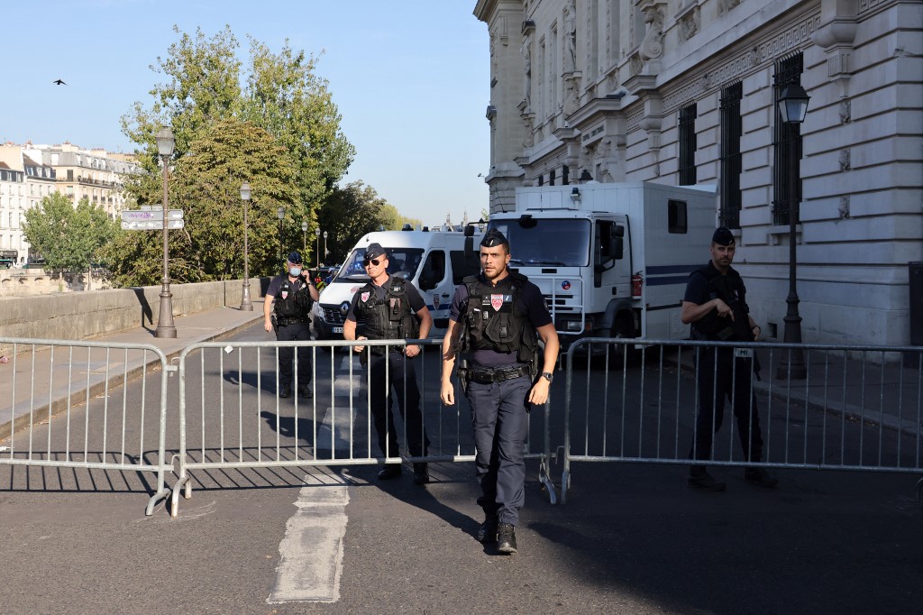 Un policier hors service grièvement blessé par arme blanche à Paris