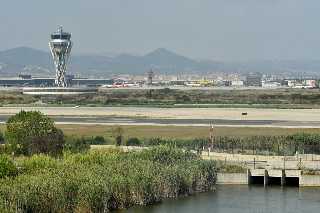 Sur les 39 personnes concernées, seules quatre se trouvaient encore dans l'après-midi à l'aéroport d'El Prat où elles terminaient leurs démarches avant de pouvoir en sortir (AFP)