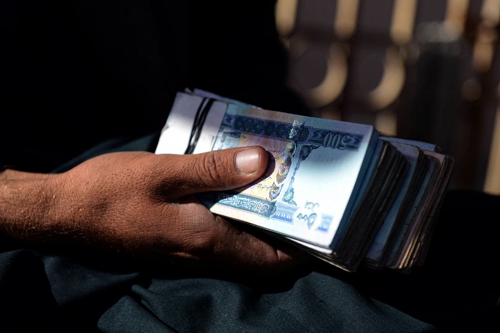 Depuis la prise du pouvoir par les talibans mi-août, l'économie, déjà précaire, s'écroule, avec une monnaie nationale, l'afghani, fortement dévalorisée (AFP)