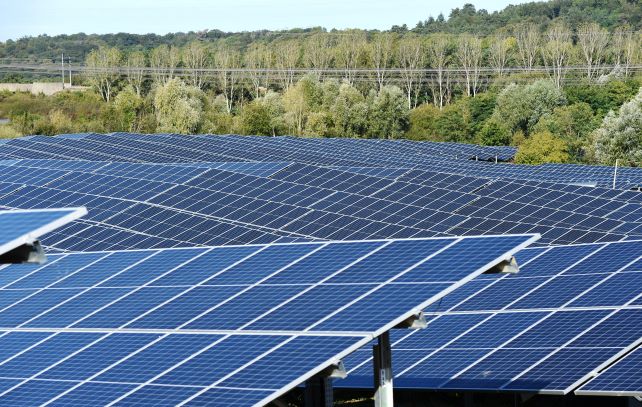 Les Etats doivent moins aider les énergies fossiles et davantage les propres, selon l'OCDE et l'AIE