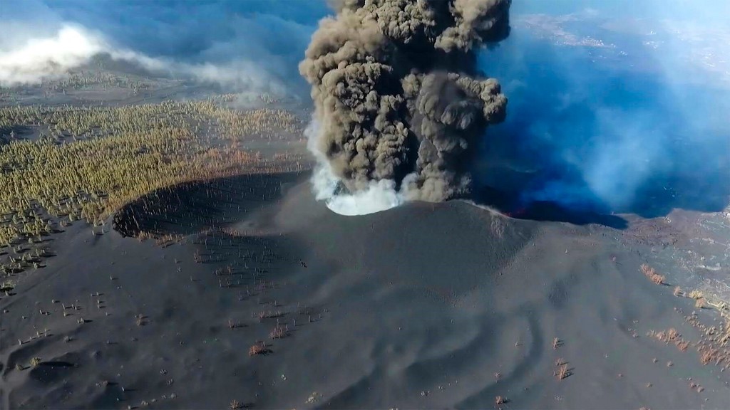 Volcan aux Canaries: 3 000 personnes confinées par crainte d'émanations toxiques