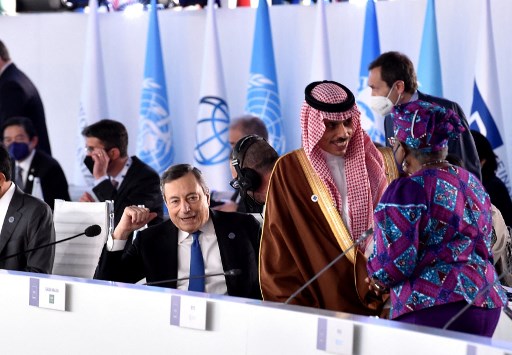 Le Premier ministre italien, Mario Draghi, le ministre saoudien des Affaires étrangères, le prince Faisal bin Farhan Al Saud et le directeur général de l'Organisation mondiale du commerce (OMC), Ngozi Okonjo-Iweala assistent à la session d'ouverture du sommet du G20 des dirigeants mondiaux le 30 octobre 2021 au centre de congrès "La Nuvola" dans le quartier EUR de Rome. Andreas SOLARO / AFP