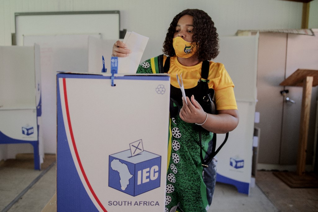 Une électrice en tenue de l'African National Congress (ANC) vote dans un bureau de vote de la Johannesburg Muslim School à Newtown, Johannesburg, le 1er novembre 2021, lors des élections locales en Afrique du Sud. (AFP)