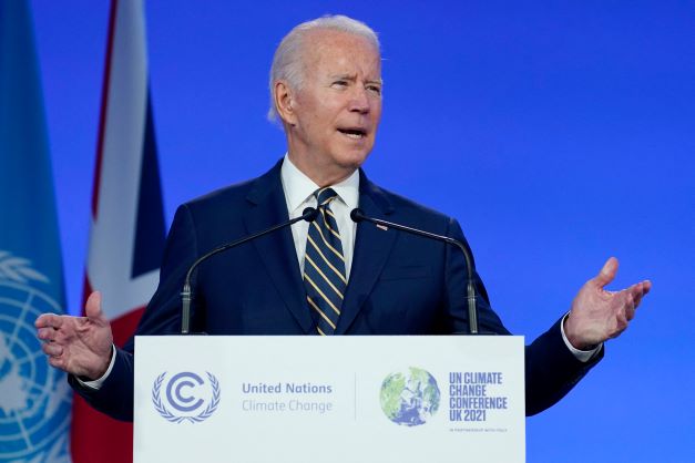 Deux plans d'investissements, une élection: nouvelle semaine difficile pour Biden