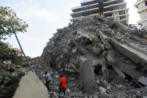 Immeuble effondré à Lagos: au moins 4 morts et des dizaines d'ouvriers toujours coincés