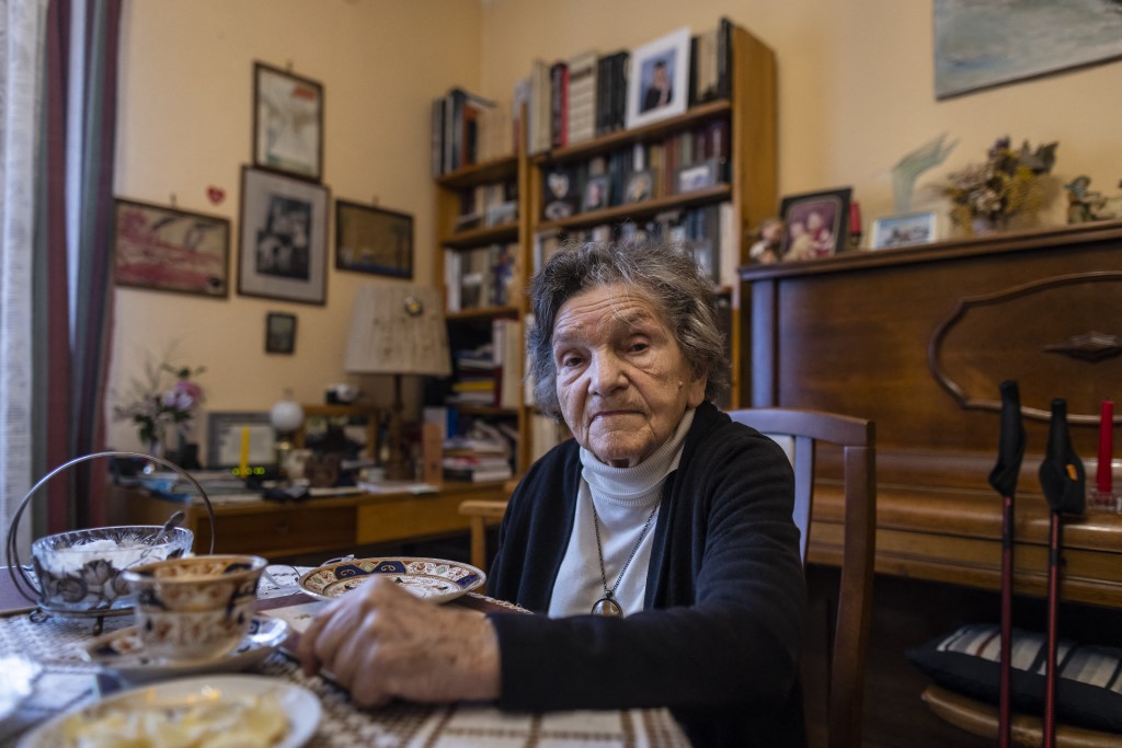 Mme Traczyk-Stawska avait 12 ans quand l'armée allemande a envahi la Pologne. Membre du mouvement scout, elle rejoint la résistance. Sous le doux pseudonyme de "Beignet", elle se lance dans des actions de sabotage. (Photo, AFP).