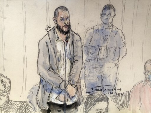 Ce croquis d'audience réalisé le 2 novembre 2021 montre Salah Abdeslam (à gauche), le principal suspect des attentats de Paris du 13 novembre 2015, lors du procès qui se déroule dans une salle d'audience provisoire installée au Palais de Justice de Paris (AFP)