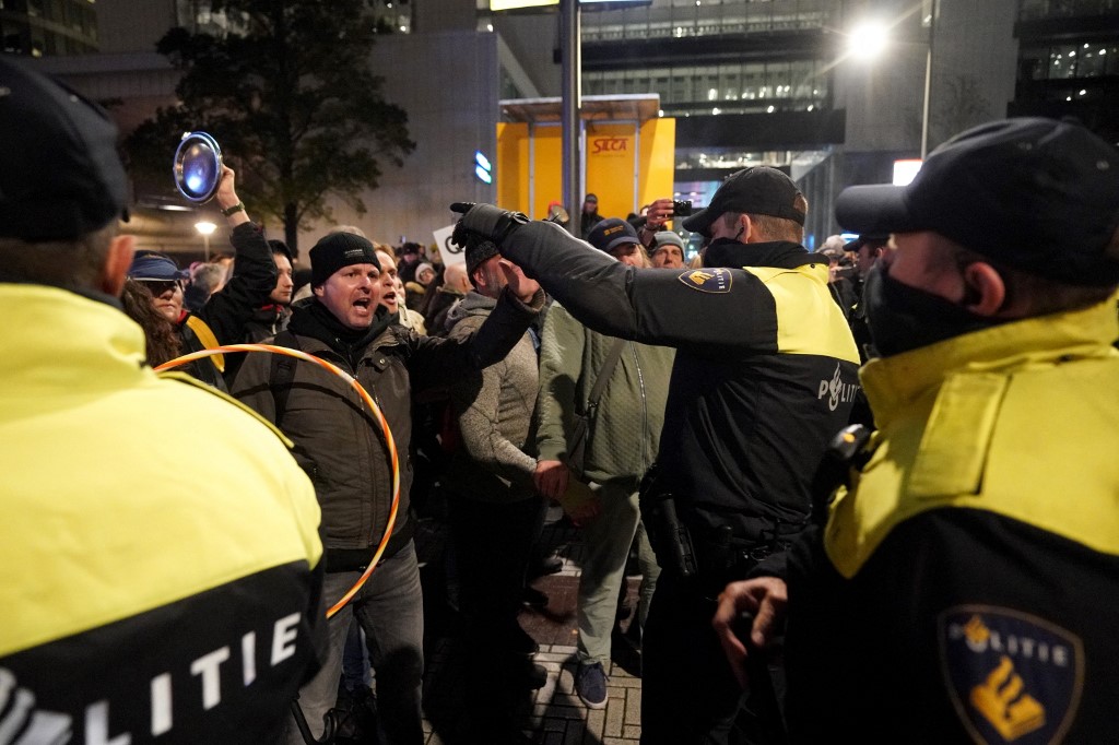 La police est intervenue aux abords du ministère de la Justice et de la Sécurité, où avait lieu la conférence de presse, ont signalé les médias. Des individus s'étaient rassemblés pour manifester contre les nouvelles mesures, le 2 novembre 2021 (AFP)