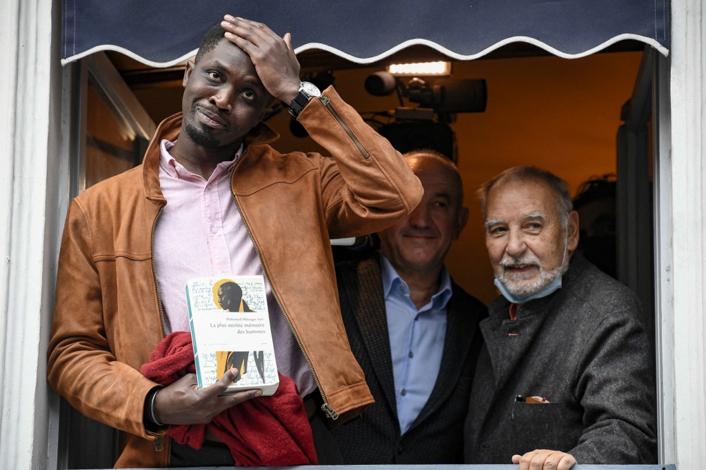 Littérature: Le Sénégalais Mbougar Sarr remporte le Goncourt, la Belge Nothomb le Renaudot