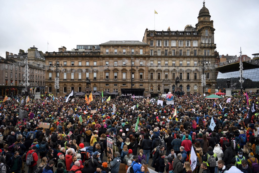 Greta Thunberg défile avec des milliers de jeunes à Glasgow pour dénoncer «l’échec» de la COP26