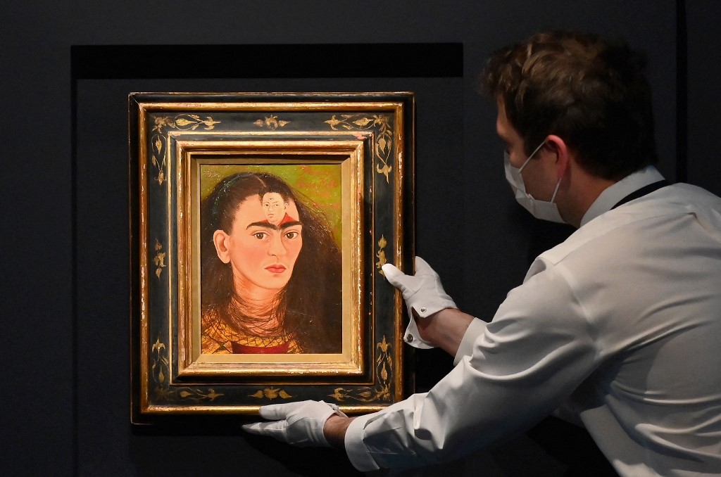 Des tableaux rares de la mexicaine Frida Kahlo et du français Pierre Soulages ont battu les records de ces artistes aux enchères chez Sotheby's à New York, où ils ont été vendus mardi soir 34,9 millions et 20,2 millions de dollars. (Photo/AFP)
