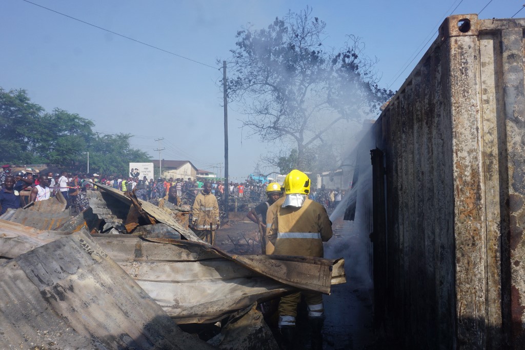 Au moins 92 personnes ont été tuées dans l'explosion d'un camion-citerne vendredi soir, le 5 novembre, dans la zone industrielle de Freetown, capitale de la Sierra Leone, en Afrique de l'Ouest (AFP)